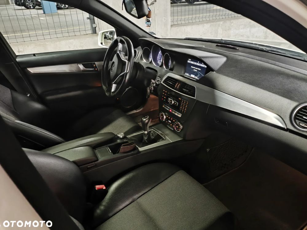 Mercedes-Benz Klasa C 200 CGI BlueEff Avantgarde - 17