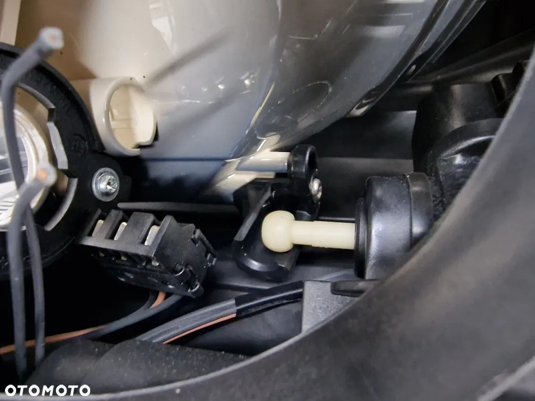 FORD FIESTA MK7 LIFT 12- PRAWA LAMPA PRZEDNIA PRZÓD , NR C1BB-13W029-AH , NR AUKCJI LL505 - 24