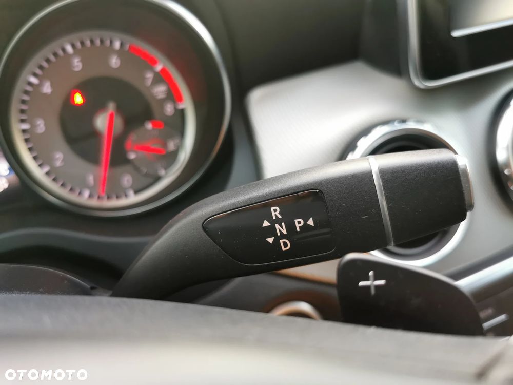Mercedes-Benz GLA 200 7G-DCT Style - 12