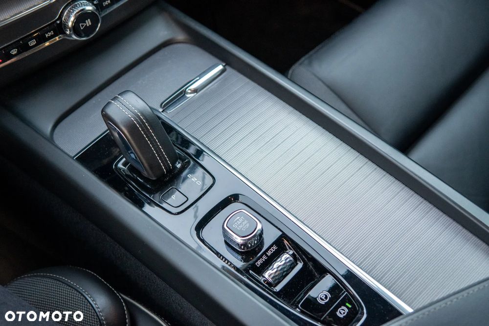 Volvo XC 60 D4 AWD R-Design - 25