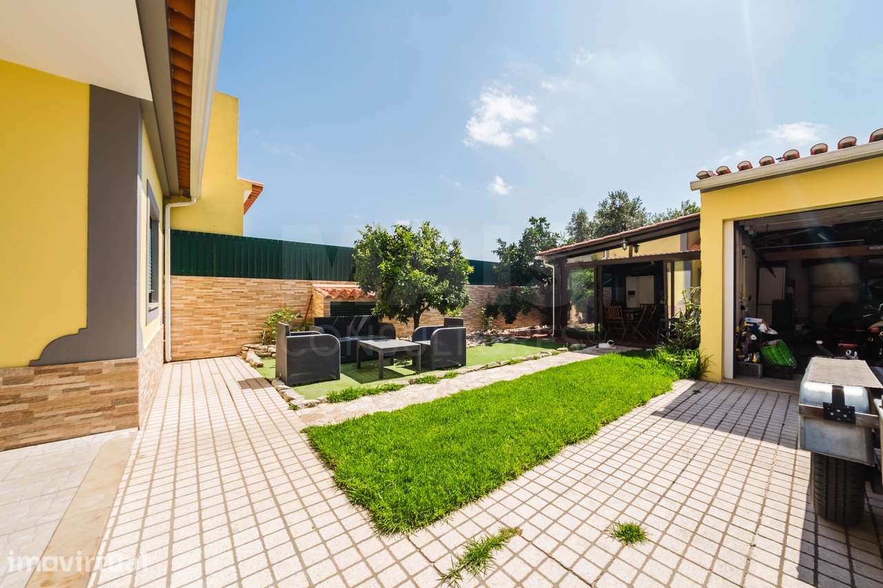 Moradia T4 com Jardim, Garagem e Churrasqueira no Centro de Olho Ma... - Grande imagem: 3/50