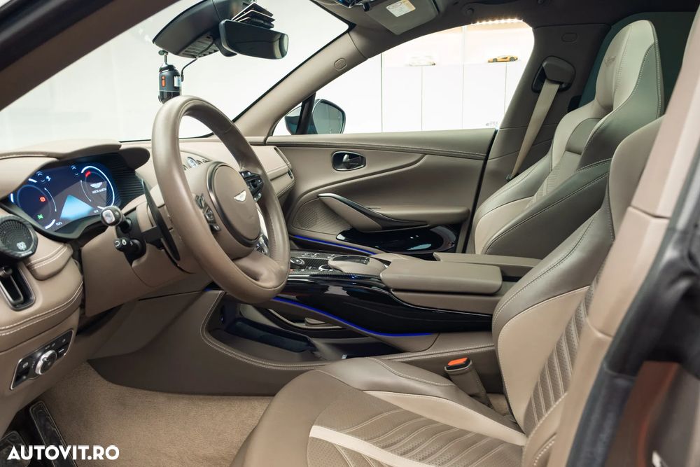 Aston Martin DBX - 11