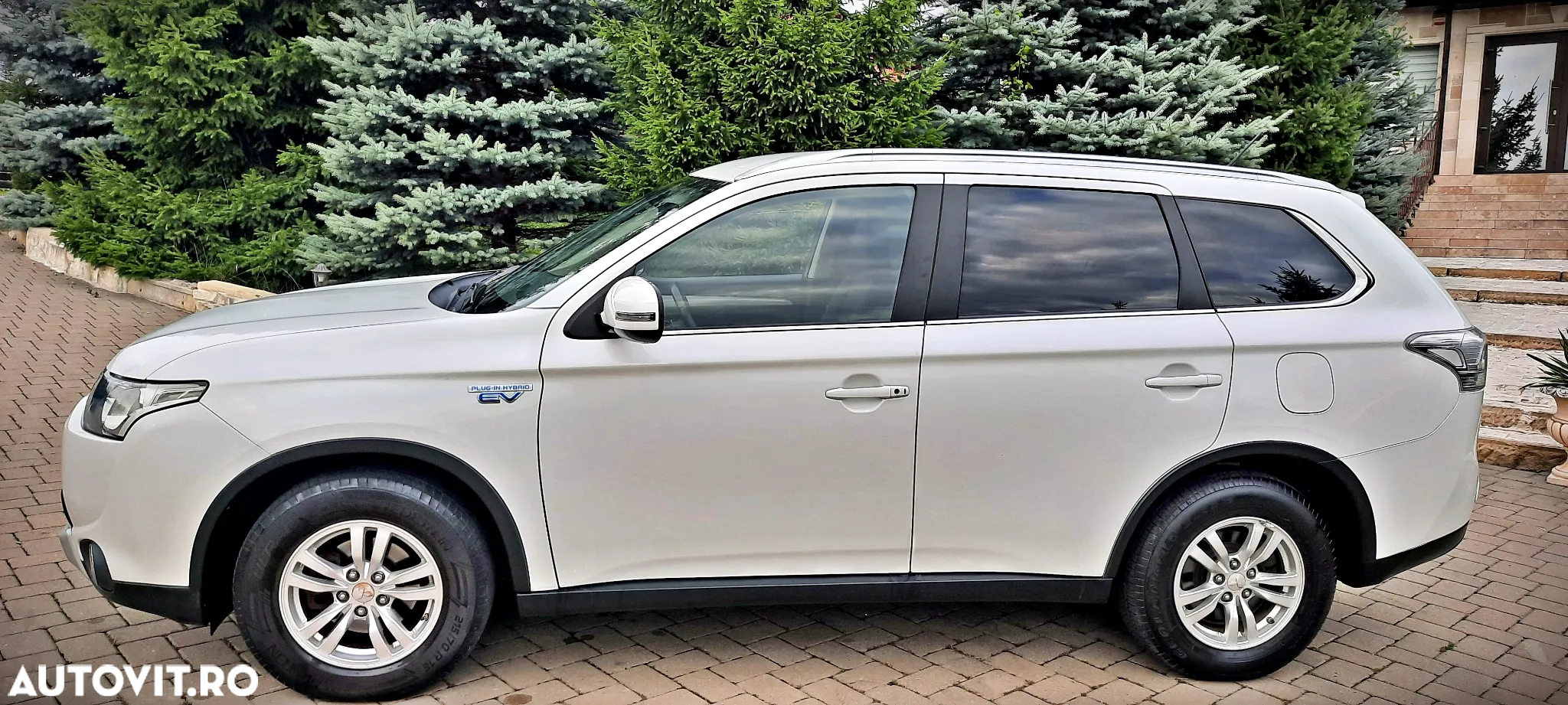 Mitsubishi Outlander 2.0 4WD Plug-In Hybrid - 14