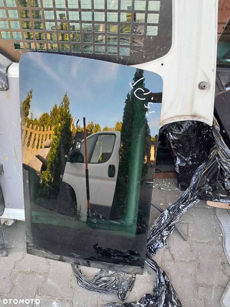 Szyba prawy tył VW T5 - 1