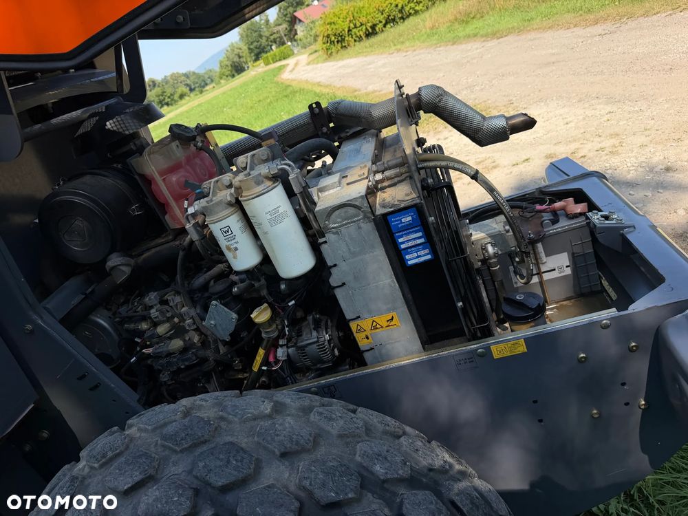 Hamm H 7i Walec Terenowo Drogowy Guma Stal. 6,5 tony 8ton. Import Norwegia 2017 rok. 1600 mtg. silnik KUBOTA 4cyl. Maszyna nie różni się od Nowej z salonu! Klimatyzacja wentylacja. Serwisy w Dekra AKTUALNE. Zero zniszczeń IGŁA !! Gotowy do długiej pracy. Po dużych serwisach eksploatacyjnych w Norwegii. Walec z Upadłości od pierwszego właściciela. Jego historia od nowosci to jedna inwestycja miejska! Jedyna taka okazja! Szerokość 168cm. Bardzo mały walec a moc Potężna! Full Wypas Wersja Norweska. Opony piękny stan. Ani deka luzów i wycieków. OKAZJA - 18