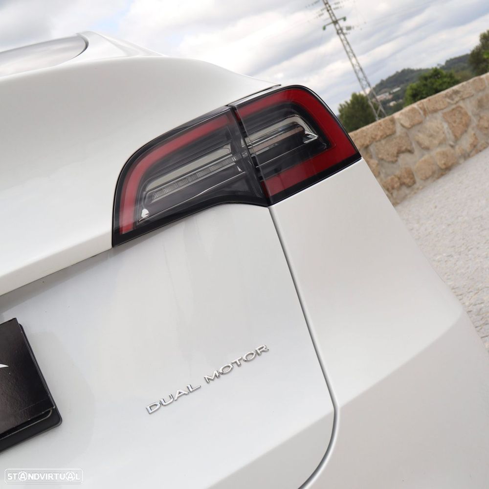 Tesla Model Y Long Range Dual Motor AWD - 11