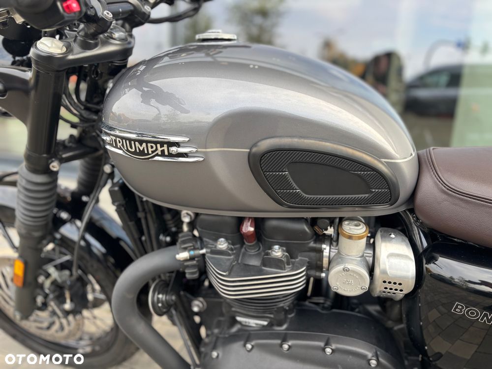 Triumph Bonneville - 9