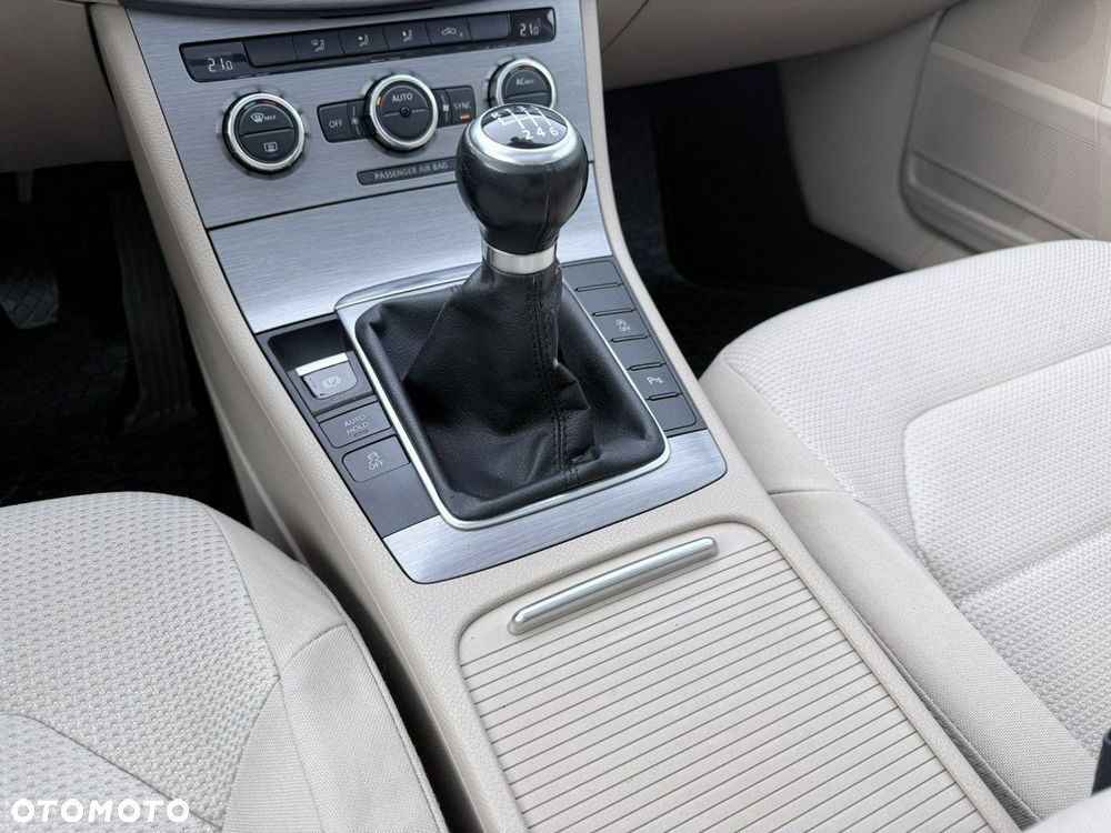 Volkswagen Passat - 20