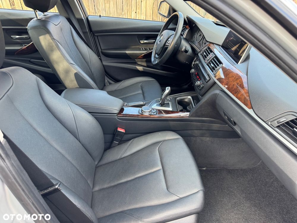 BMW Seria 3 328i xDrive Sport Line - 16