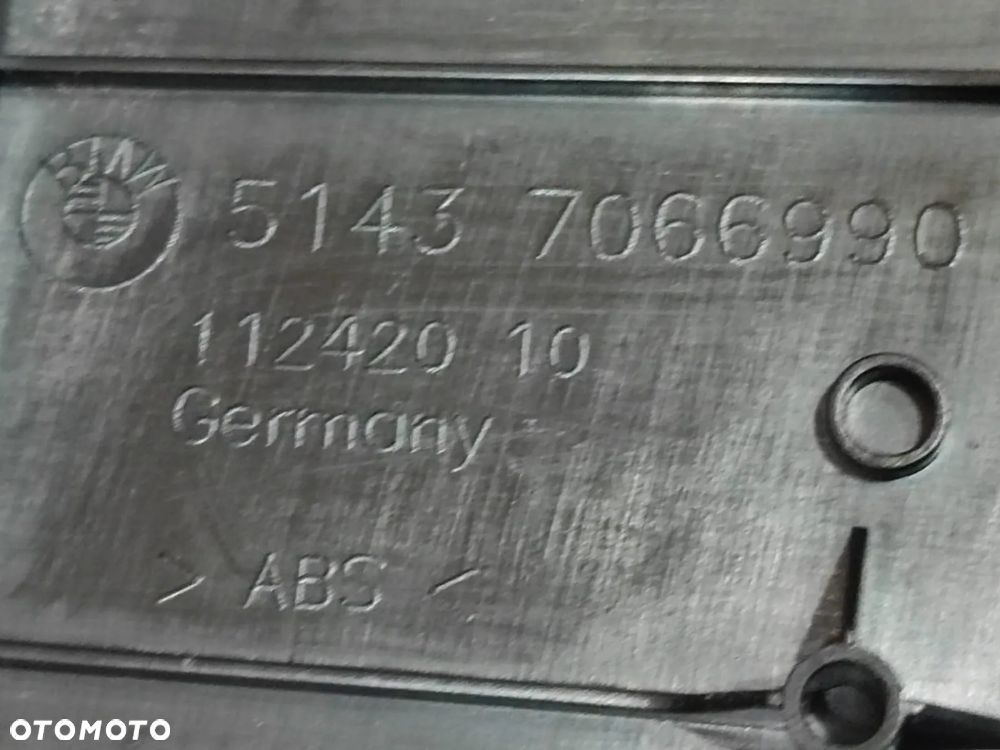 E90/ E91/ E92/ E93 ORYGINALNA TAPICERKA BOCZNA PRZESTRZENI PRZYPODŁOGOWEJ PRAWA/ LEWA O NR.  51 43 7 144 533/ 51 43 7 144 534 TZW. HOKEJ I RĄCZKA OWIERANIA MASKI W BARDZO DOBRYM STANIE. - 10