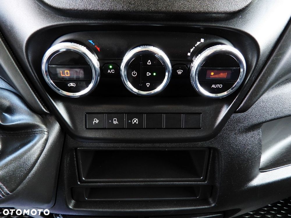 Iveco DAILY 35C16 FURGON BRYGADÓWKA 6 MIEJSC TEMPOMAT BLIŹNIACZE KOŁA KLIMATYZACJA  160KM - 30