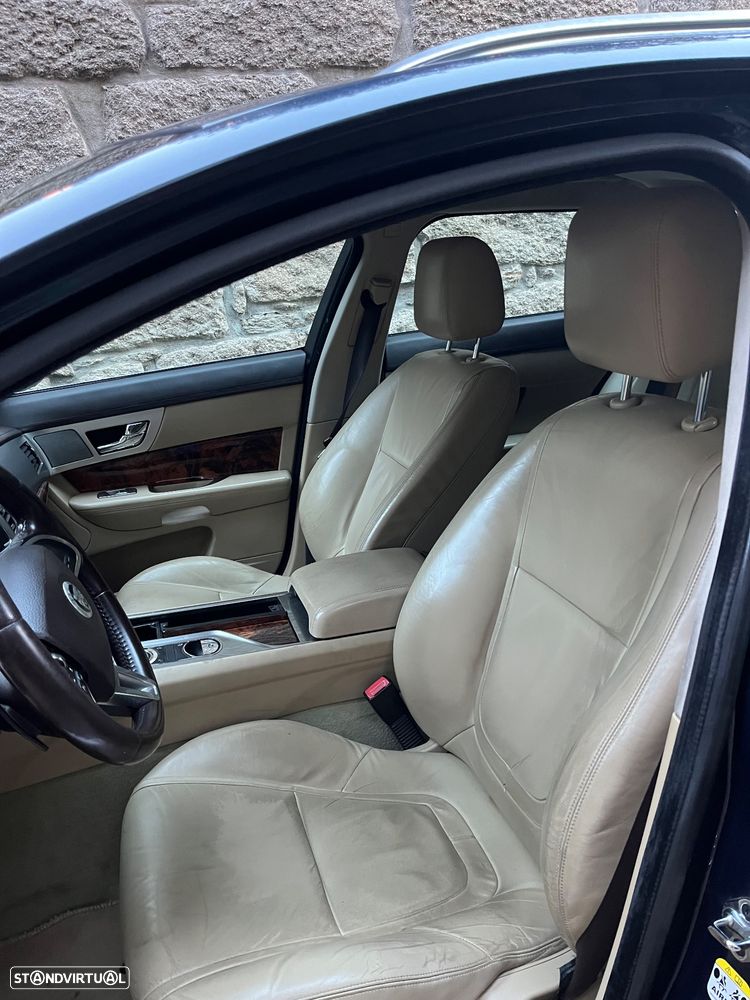 Jaguar XF Sportbrake 2.2 D Luxury - 4