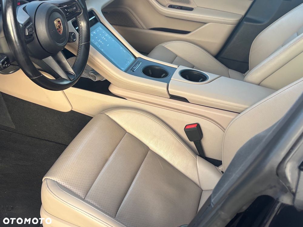 Porsche Taycan - 31