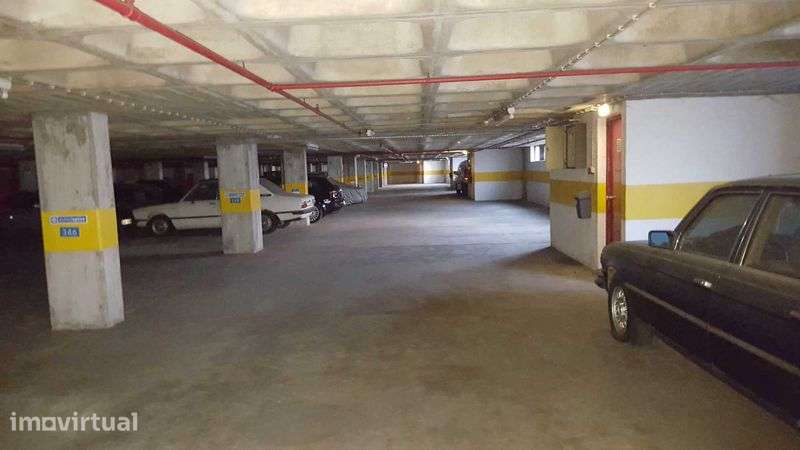 Estacionamento na Rua Jorge Barradas em Benfica - Grande imagem: 3/4