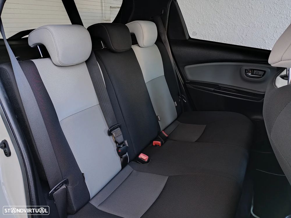 Toyota Yaris 1.5 HSD Comfort +P.Style+P.Techno — fotografia 38