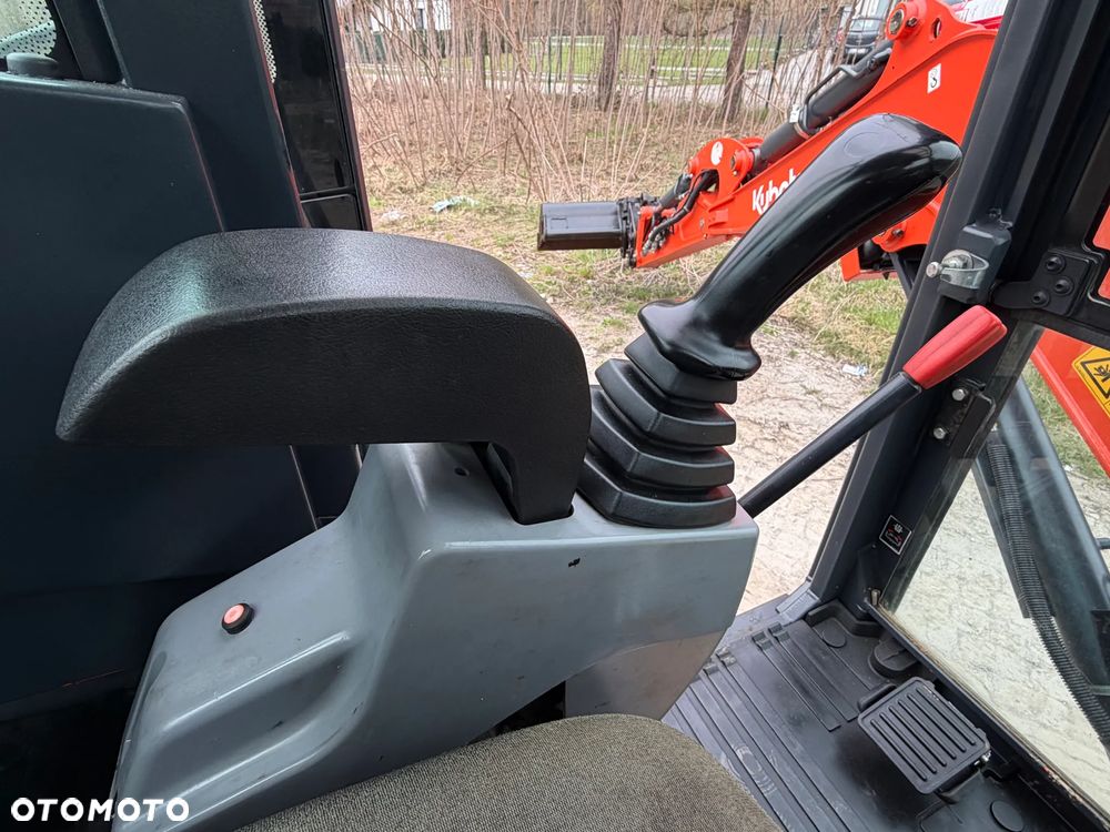 Kubota U27 Minikoparka koparka gąsienicowa 2.8 tony. jak Nówka sztuka z salonu! 2017 rok. 2200mtg. Przywieziona z Gospodarstwa Norweskiego! Zadbana Maszyna ani deka luzów i wycieków. Aktualna Dekra dokumentacja BMWT! Szybkozłącze Hydrauliczne. Szybka wolna jazda.Zamki na tłokach. Wersja Norweska!! OKAZJA - 35