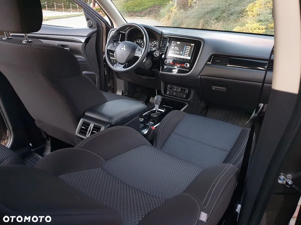 Mitsubishi Outlander 2.0 Instyle Navi 4WD CVT - 29