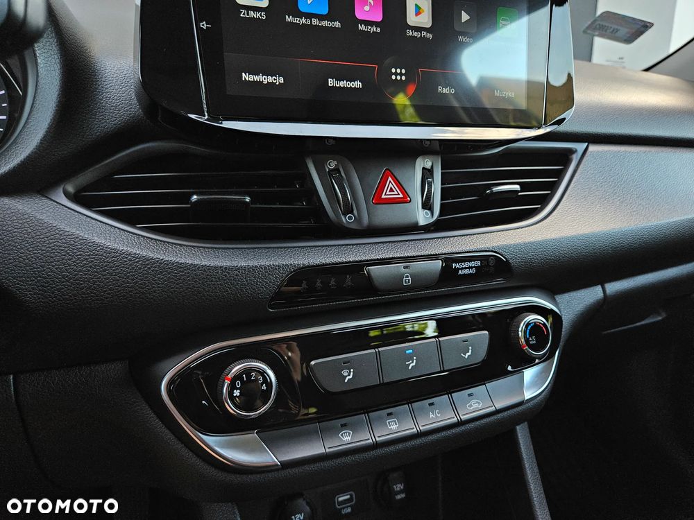 Hyundai i30 1.5 DPI Classic + - 17