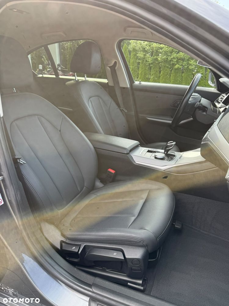 BMW Seria 3 318d Edition M Sport Shadow - 24