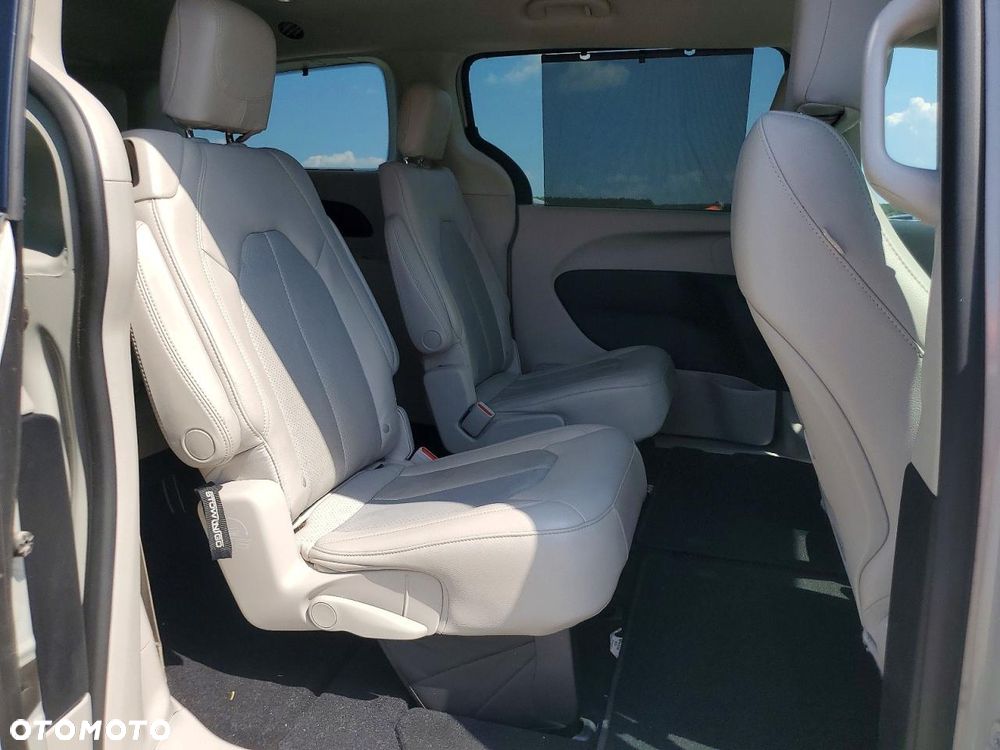 Chrysler Pacifica - 12