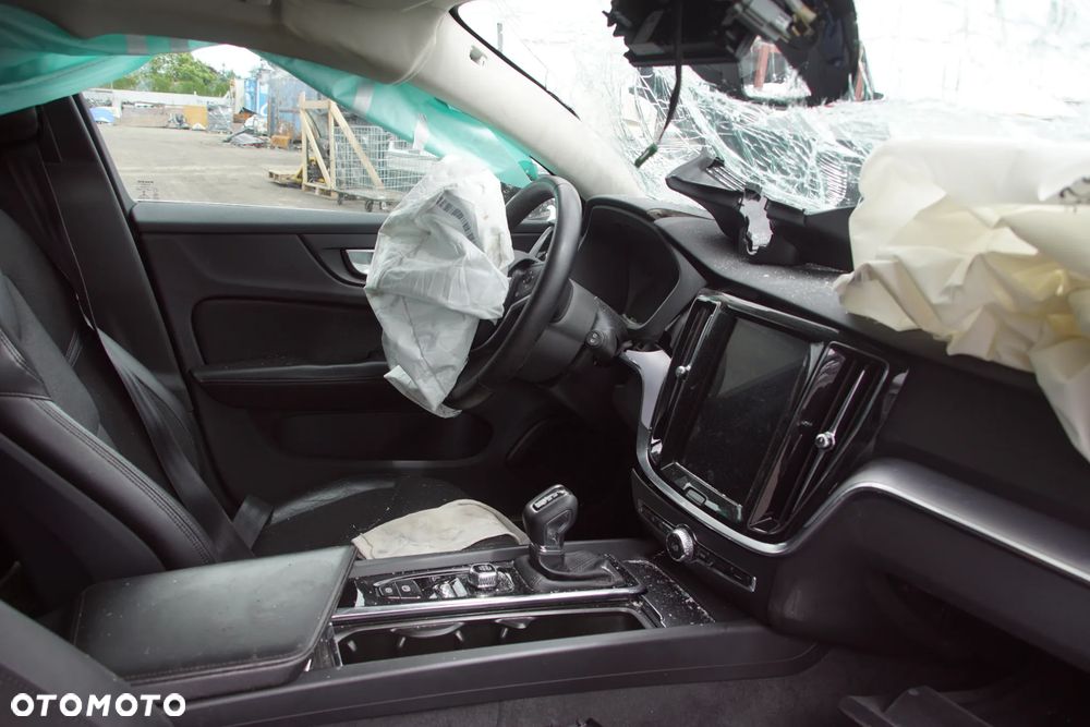 Auto na części - Volvo V60 II 2.0 D4 190 KM D4204T14 TG-81SC 717 2020R Silnik Skrzynia Drzwi Błotnik Zderzak Lampa Lusterko Klamka Szyba Deska Kokpit Sterownik Moduł Czujnik Licznik Wyświetlacz Panel Kierownica - 13