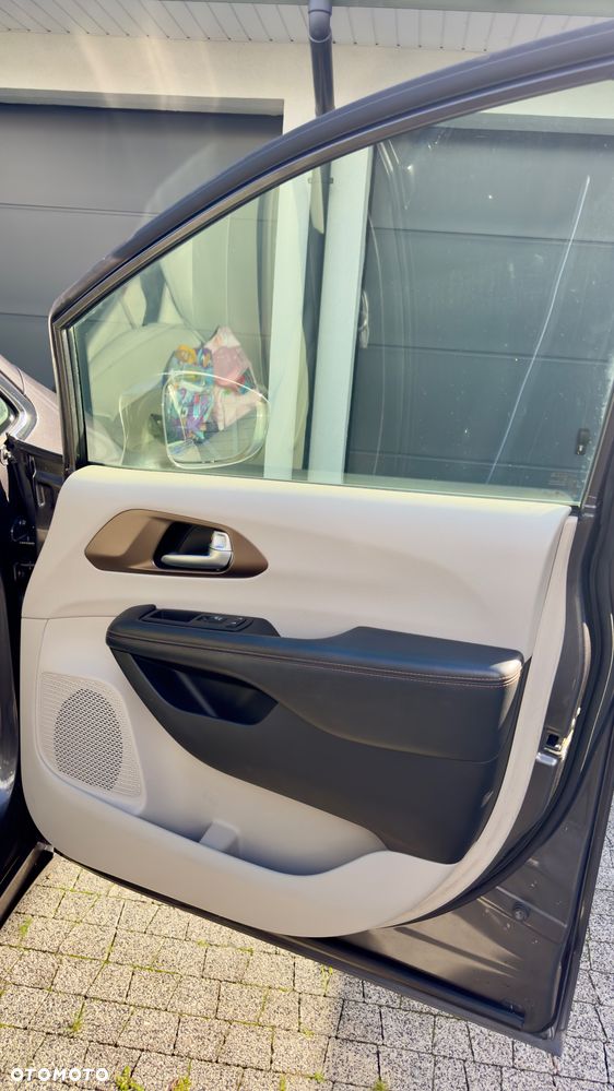 Chrysler Pacifica - 12