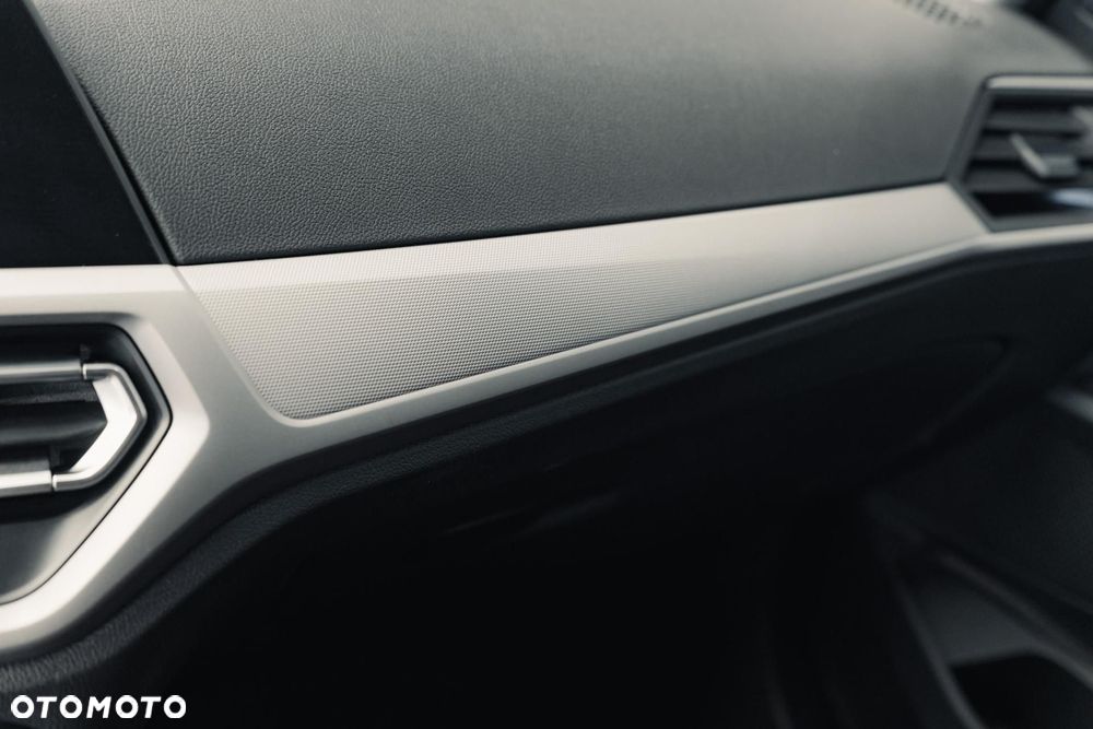 BMW Seria 3 330i Advantage - 29
