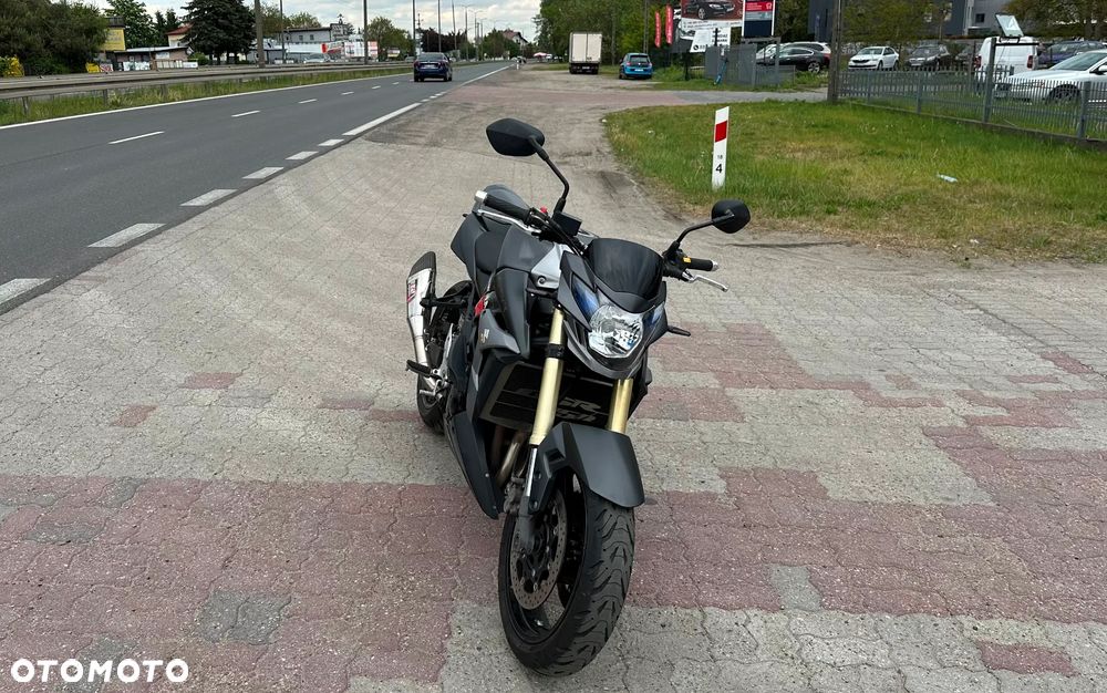 Suzuki GSR - 7