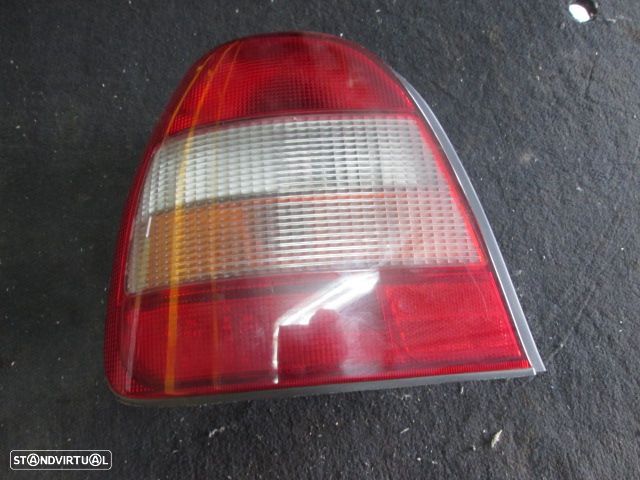 Farol Tras 220 63324 NISSAN SUNNY N14 1995 5P ESQ NISSAN SUNNY 1993 1.4I 82CV 5P VERMELHO ESQ - 1