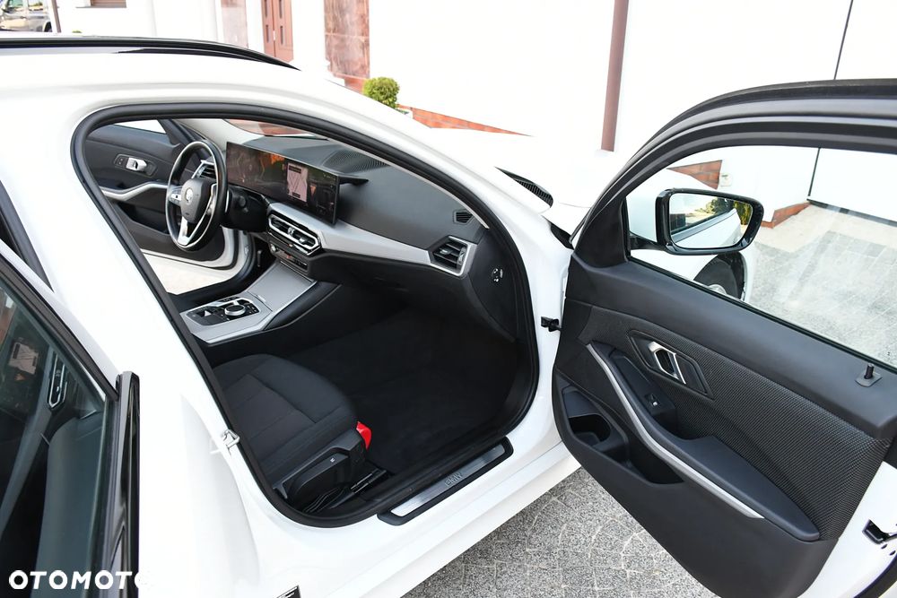 BMW Seria 3 318d mHEV - 18
