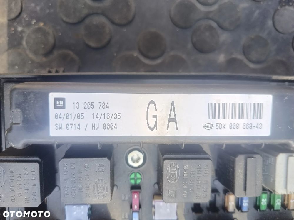 MODUŁ BSI UEC SKRZYNKA BEZPIECZNIKÓW OPEL ASTRA III H 13205784 GA - 2