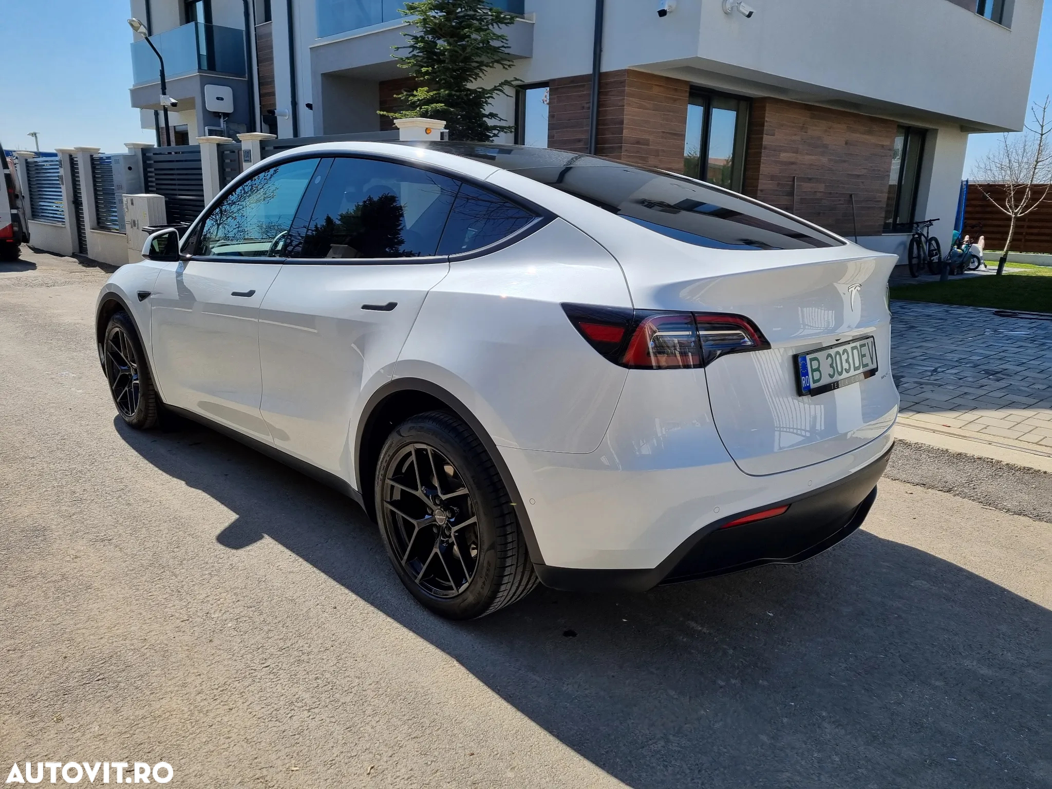 Tesla Model Y Long Range Dual Motor AWD - 3