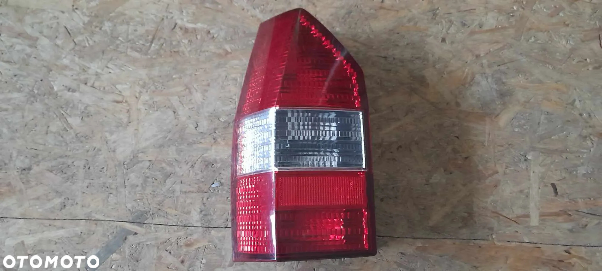 LAMPA TYLNA PRAWA LEWA  MITSUBISHI SPACE WAGON 1998-2005 - 2