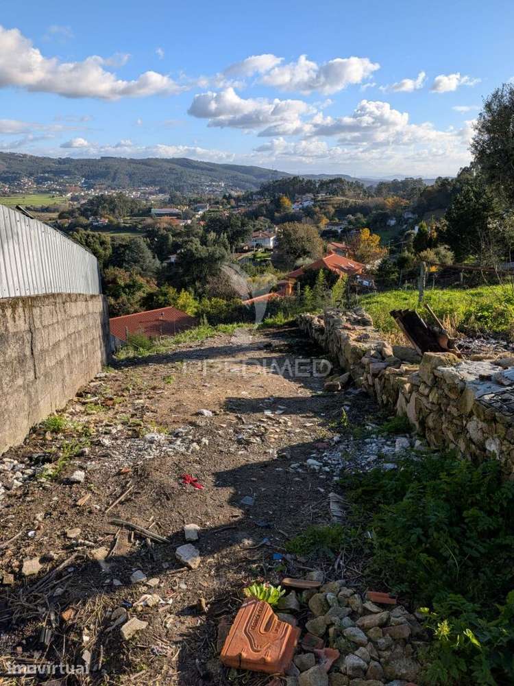 Terreno urbano com pequena moradia em pedra - Grande imagem: 5/13