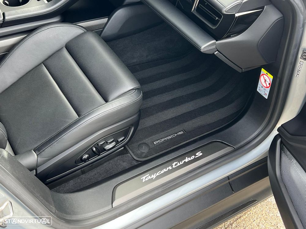 Porsche Taycan Turbo S - 12