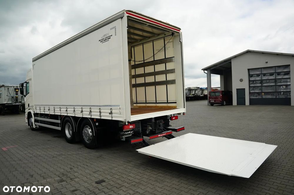 Scania R 450 / FIRANKA 7,7 m / 6x2 / DACH PODNOSZONY / OŚ PODNOSZONA / SKRĘTNA / WINDA DHOLLANDIA 3 500 KG / KLIMA POSTOJOWA / EURO 6 - 17