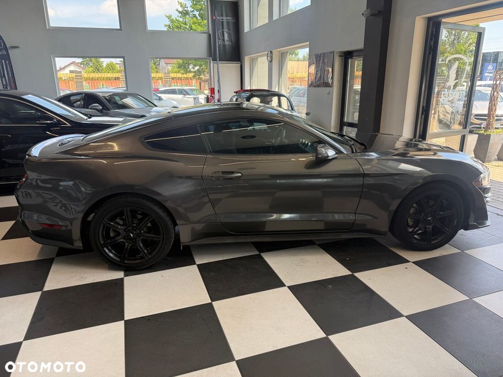 Ford Mustang - 4