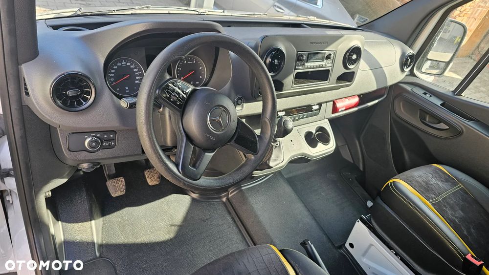 Mercedes-Benz Sprinter 907.235 - 12