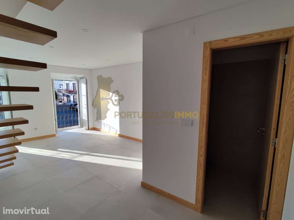 Vende-se: Apartamento Triplex Renovado no Coração de Constância. - Grande imagem: 4/59