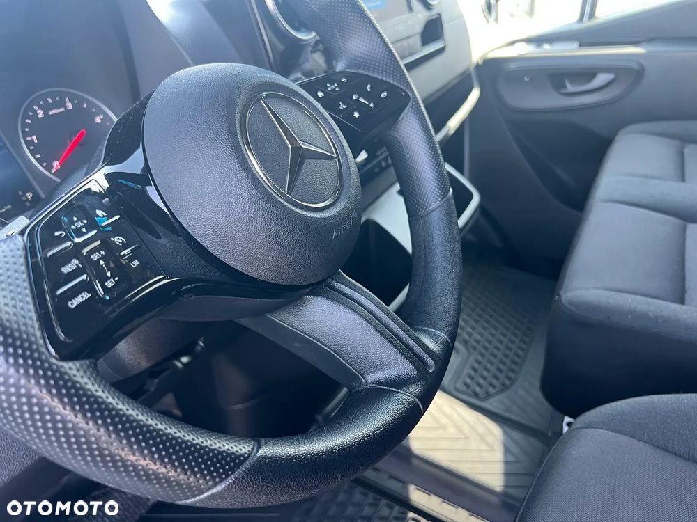 Mercedes-Benz Sprinter - 25
