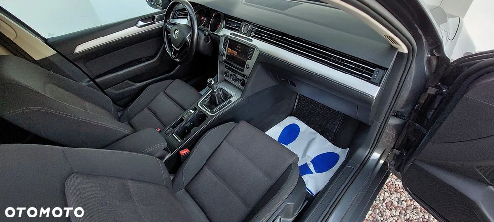 Volkswagen Passat 1.6 TDI BMT Comfortline - 29