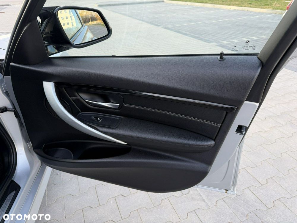 BMW Seria 3 318d M Sport - 35