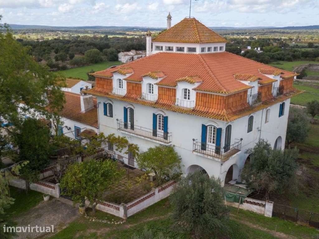 Quinta com 5,6 ha localizada à entrada da cidade de Évora - Grande imagem: 2/27