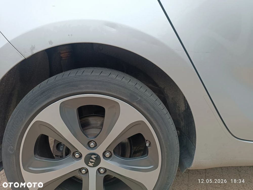 Kia Carens 1.7 CRDi L 7os - 12