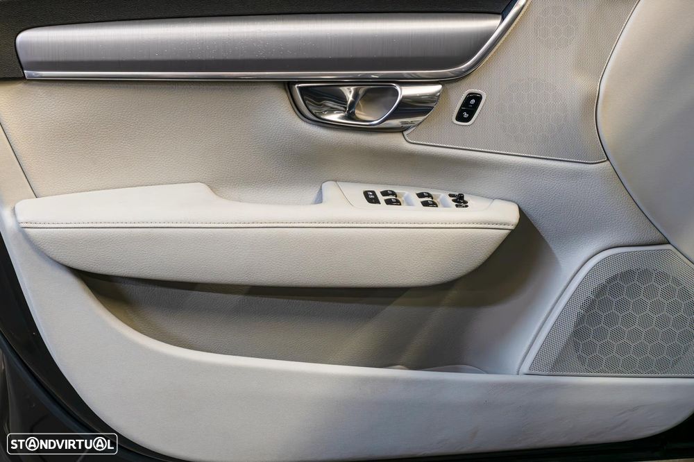 Volvo V90 2.0 T8 Momentum Plus AWD Geartronic - 24