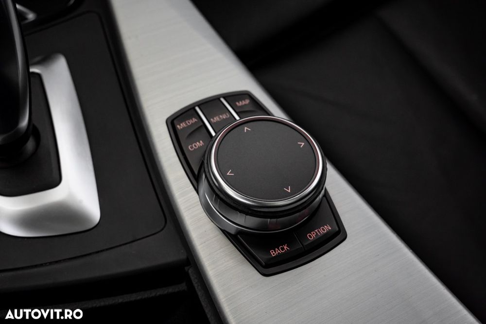 BMW Seria 3 318i Touring Aut. - 33