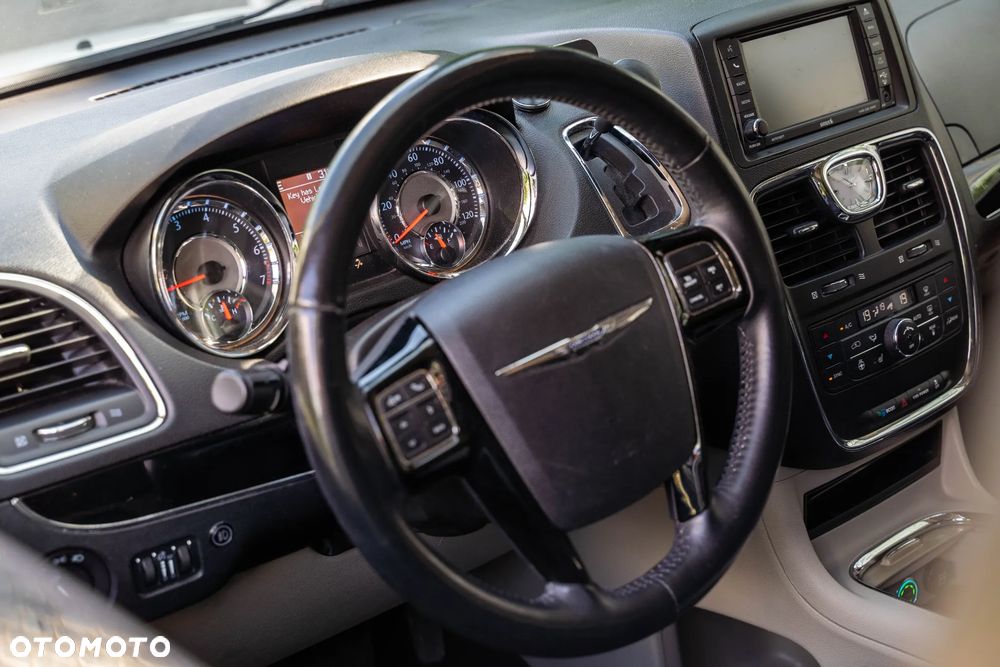 Chrysler Town & Country 3.6 Limited - 21