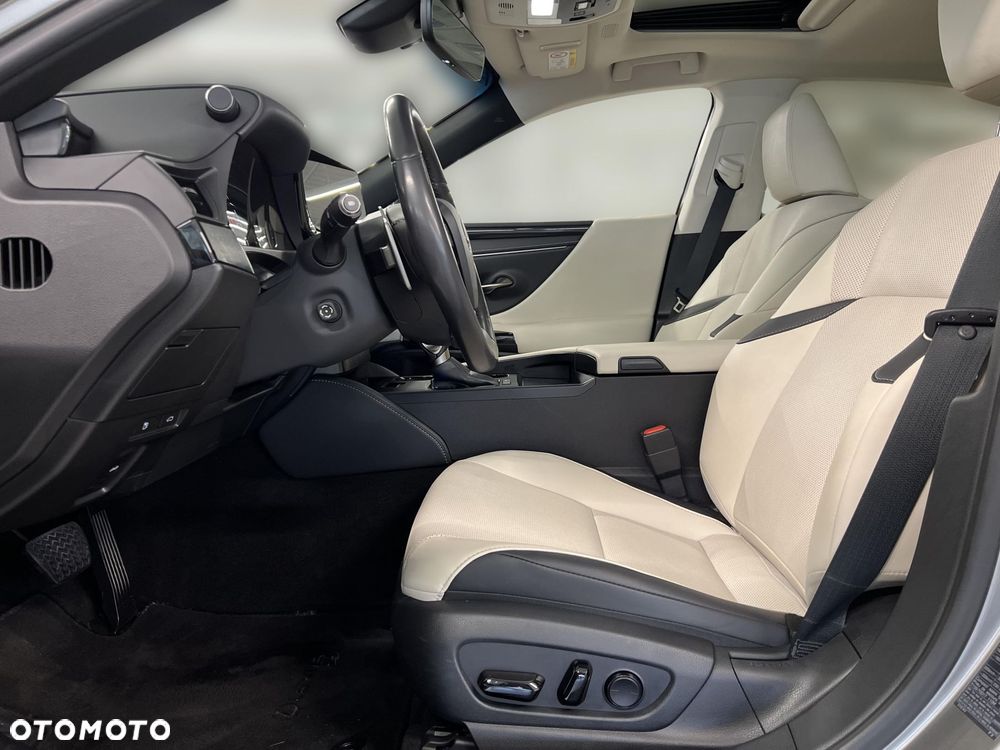 Lexus ES 300h Business Edition - 17