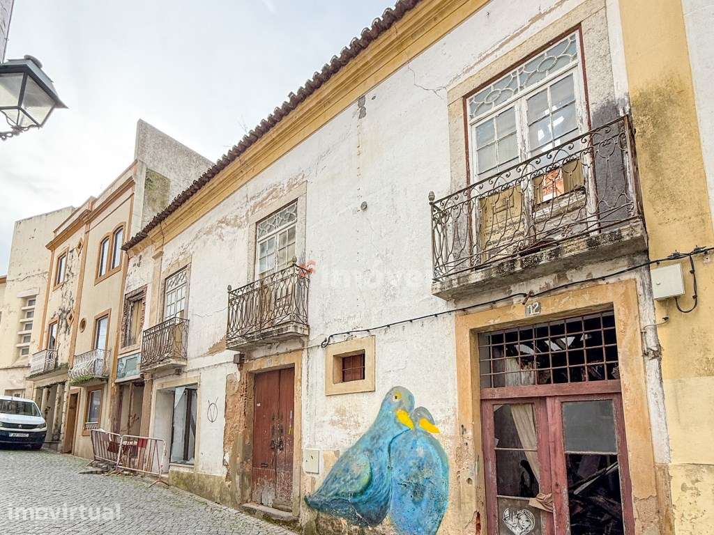 Prédio p/ Recuperar - Centro Histórico de Abrantes - Grande imagem: 2/12