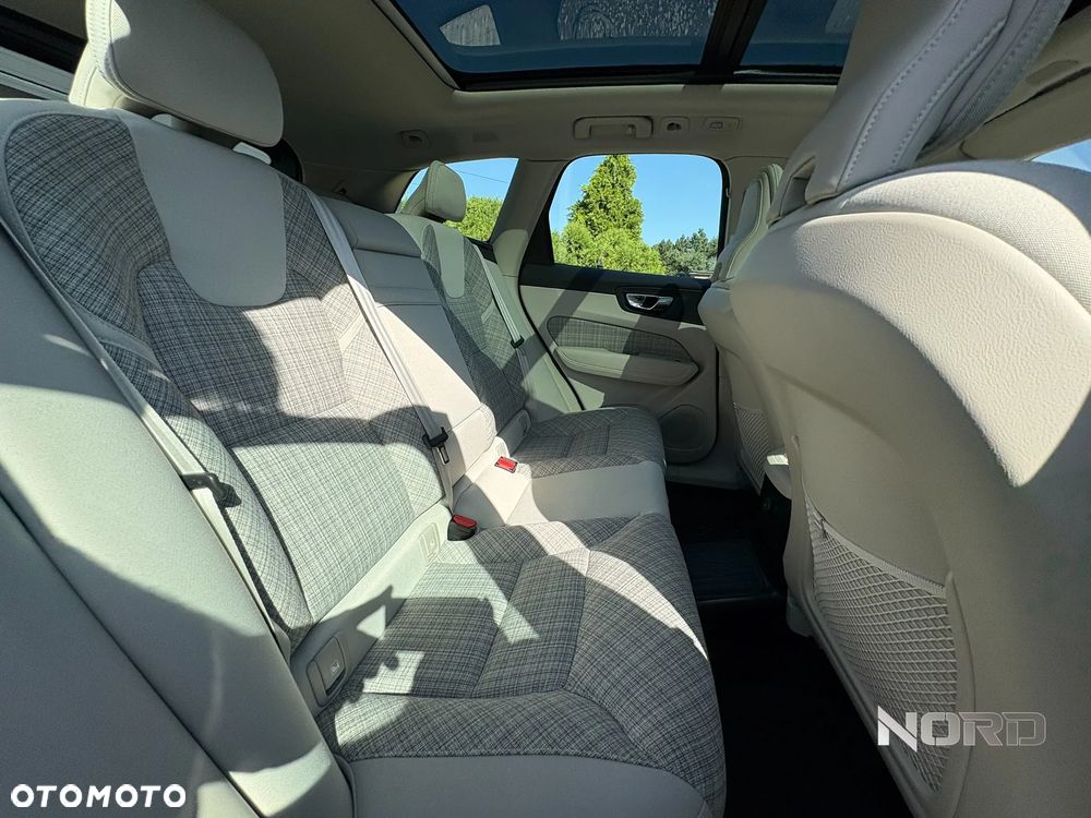 Volvo XC 60 T6 Plug-In Hybrid AWD Core - 13